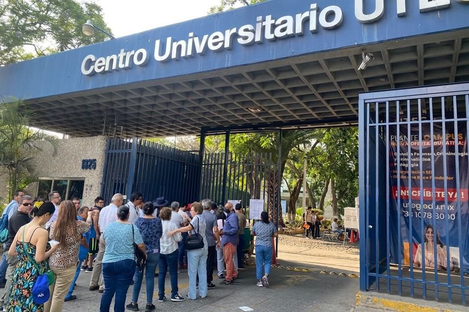 En la Casilla 988 en la Colonia Ferrocarril de GDL, las personas se formaron desde las 7:30 horas aproximadamente, pero las funcionarias anunciaron que las votaciones comenzarían a las 8:45 horas.