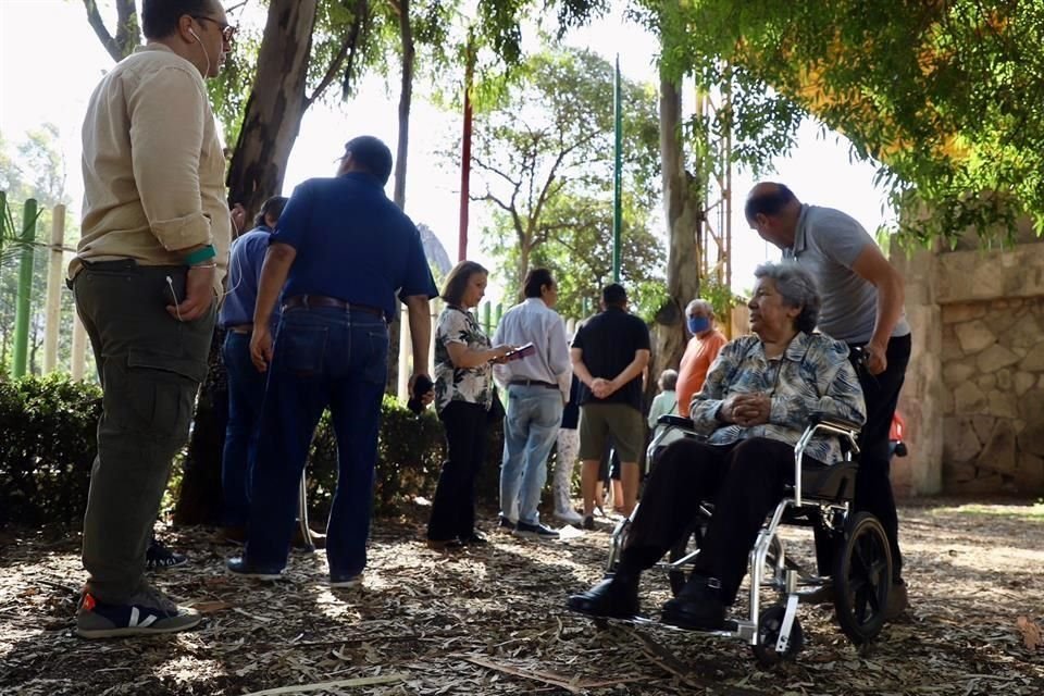 En la Casilla Básica Contigua 1290, ubicada en el Deportivo Miguel Alemán en la colonia Lindavista de la GAM, reportan retrasos debido a que no se presentaron algunos representantes del casilla.