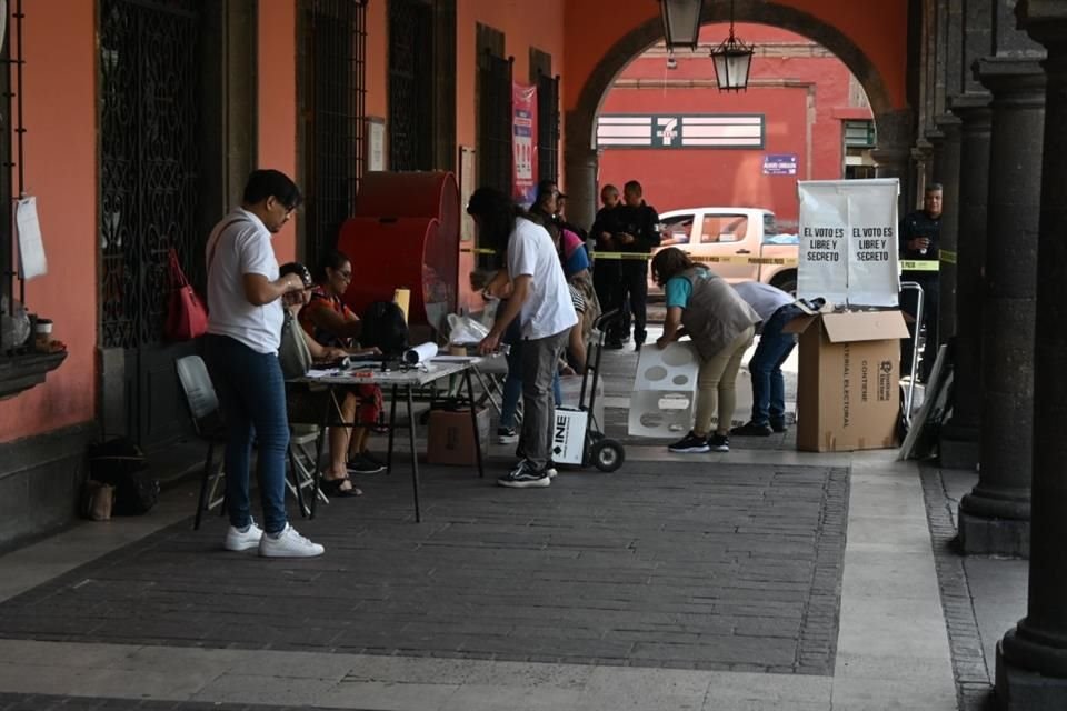 Con casi una hora de retraso se abrió la votación en la casilla especial colocada en la Presidencia Municipal de Tlaquepaque.