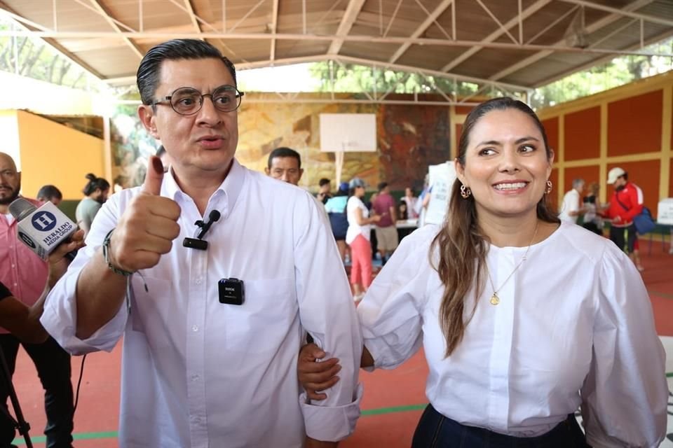 José María 'Chema' Martínez emite su voto en en la casilla 0869 de la Escuela Secundaria General 40.