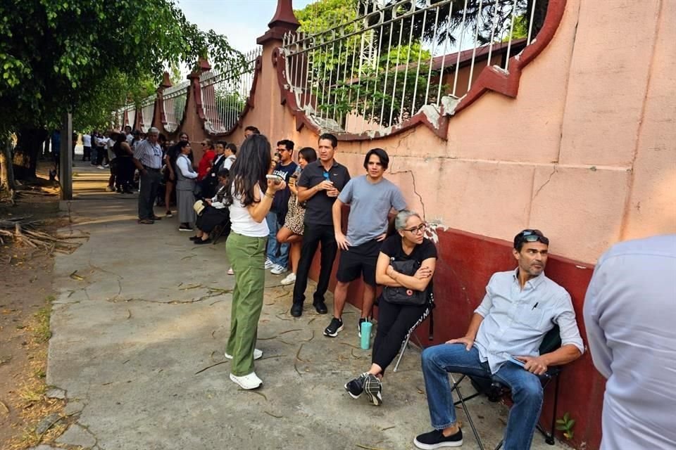 Algunas personas se formaron desde las 5 de la mañana para poder emitir su voto.