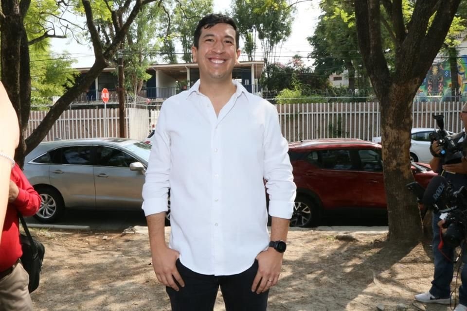 Confiado en que tendrá buenos resultados, Pedro Kumamoto acudió a votar en la Colonia Altamira y celebró que haya gran participación.