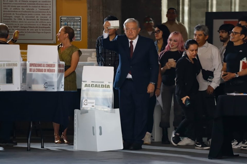 El Presidente López Obrador emitió este domingo su último voto como Presidente de la República.
