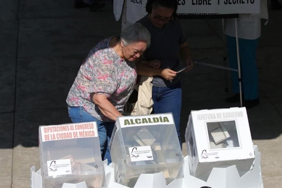 La Presidenta cuestionó la continuidad de los OPLES, en el marco de la discusión de la reforma electoral, pues que ' hay que bajar costos'.