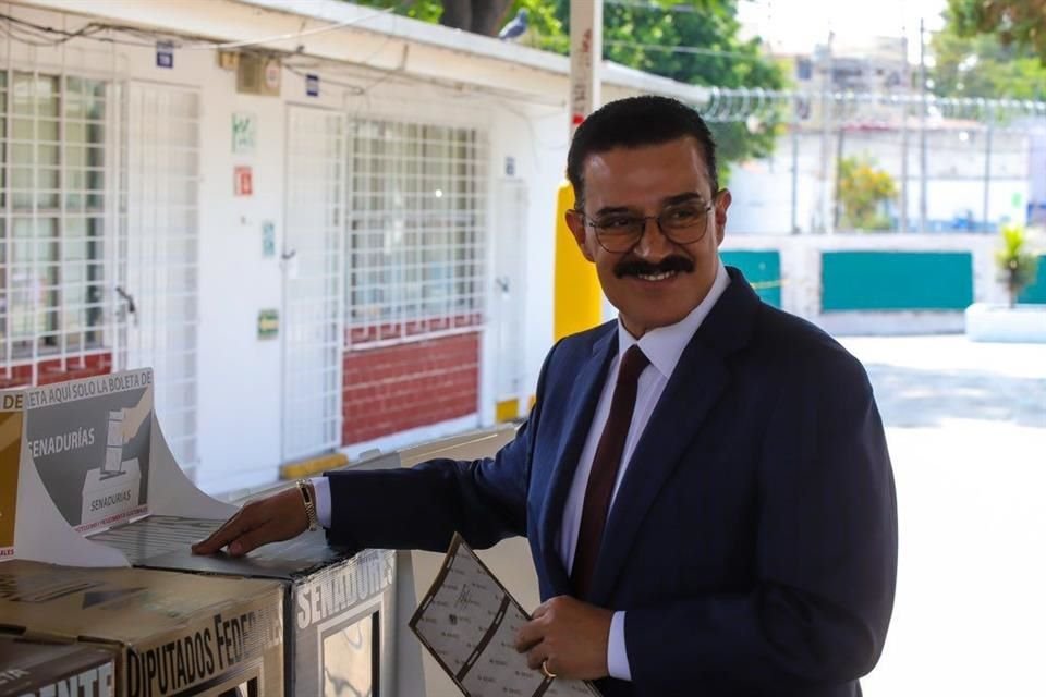 Carlos Lomelí, candidato a senador por Morena, PT y PVEM, votó en una casilla de la Unidad Habitacional José Clemente Orozco de Guadalajara.