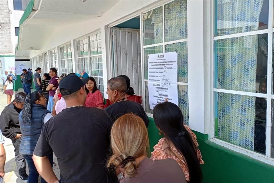 En Perote, Veracruz, votantes de la casilla especial explotaron contra una fila de militares que 'acaparó' las boletas.