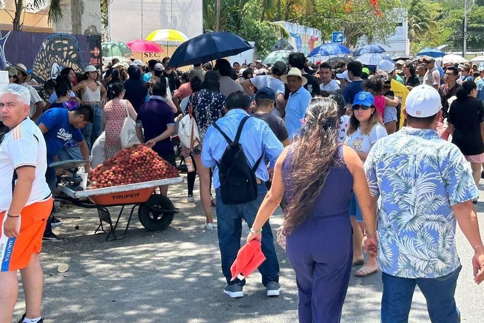 Los ciudadanos con credenciales foráneas buscan una oportunidad para ejercer su voto.