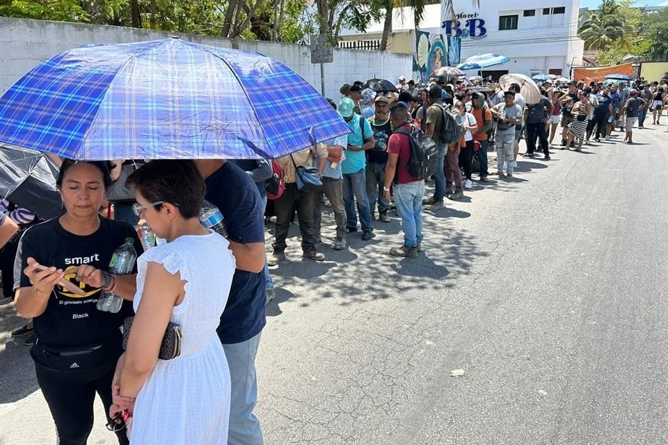 Turistas abarrotan las casillas especiales en Playa del Carmen.