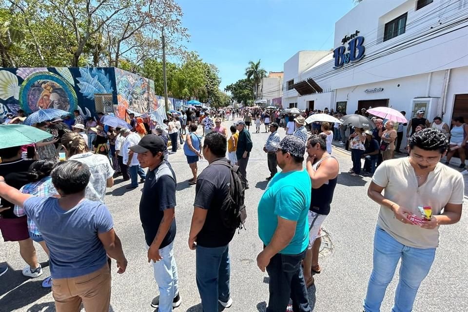 La fila en casillas especiales ronda las 10 cuadras de distancia.