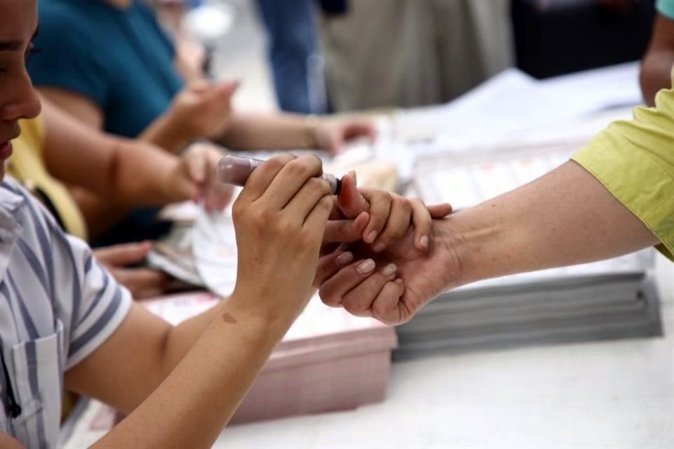 Ciudadanos acuden a emitir su voto para cumplir con la participación ciudadana durante la jornada electoral.