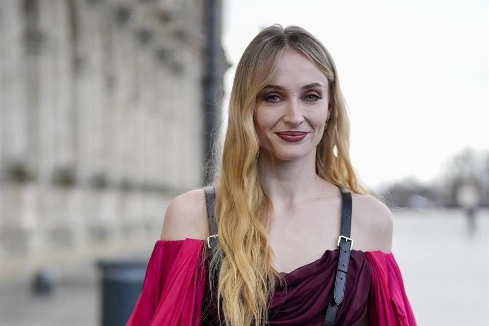 Sophie Turner, de 28 años, fue vista recientemente usando un anillo dorado en el dedo anular (donde suelen posicionarse las argollas de compromiso).