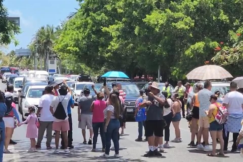 Mexicanos en Orlando bloquean una calle denunciando que no se les ha permitido votar.