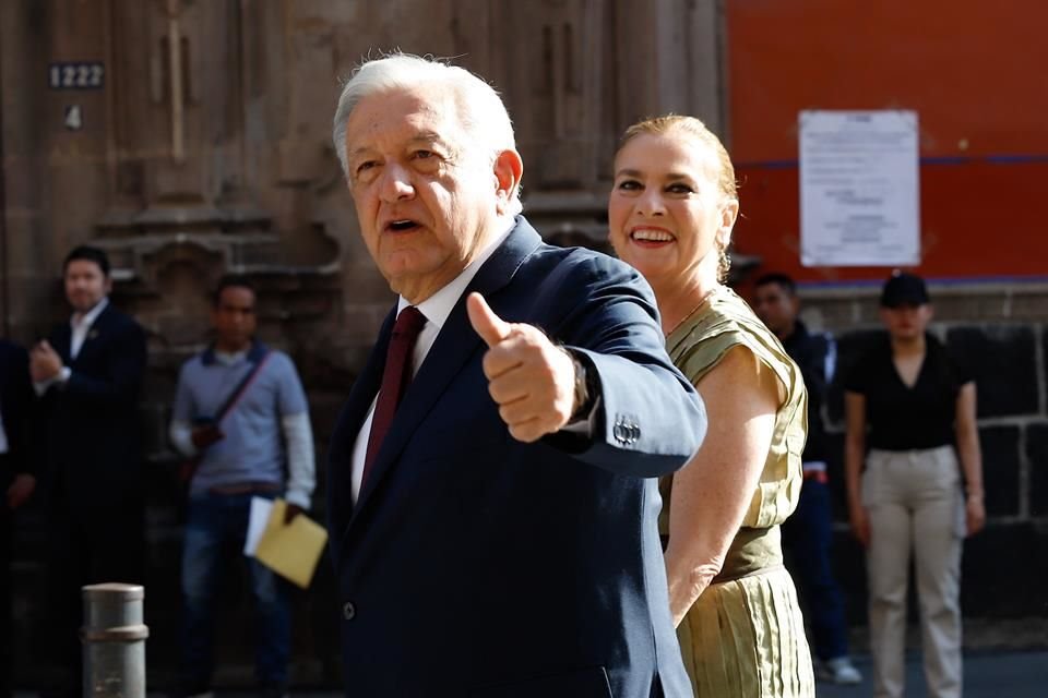 Andrés Manuel López Obrador, Presidente de México, acompañado de su esposa Beatriz Gutiérrez Müller.