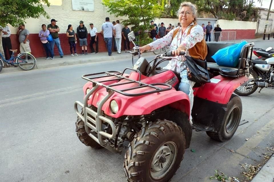 Yolanda Montaño llegó a votar a las 07:00 horas en su cuatrimoto.