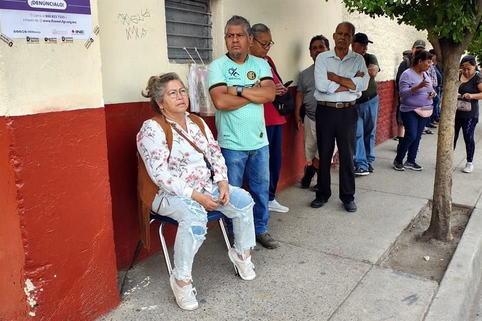 La señora de 62 años fue la primera persona en la fila de su casilla ubicada en la sección 3452 en Santa Cruz del Valle en Tlajomulco.