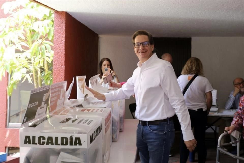 Salomón Chertorivski y su familia acuden a la Casilla para votar