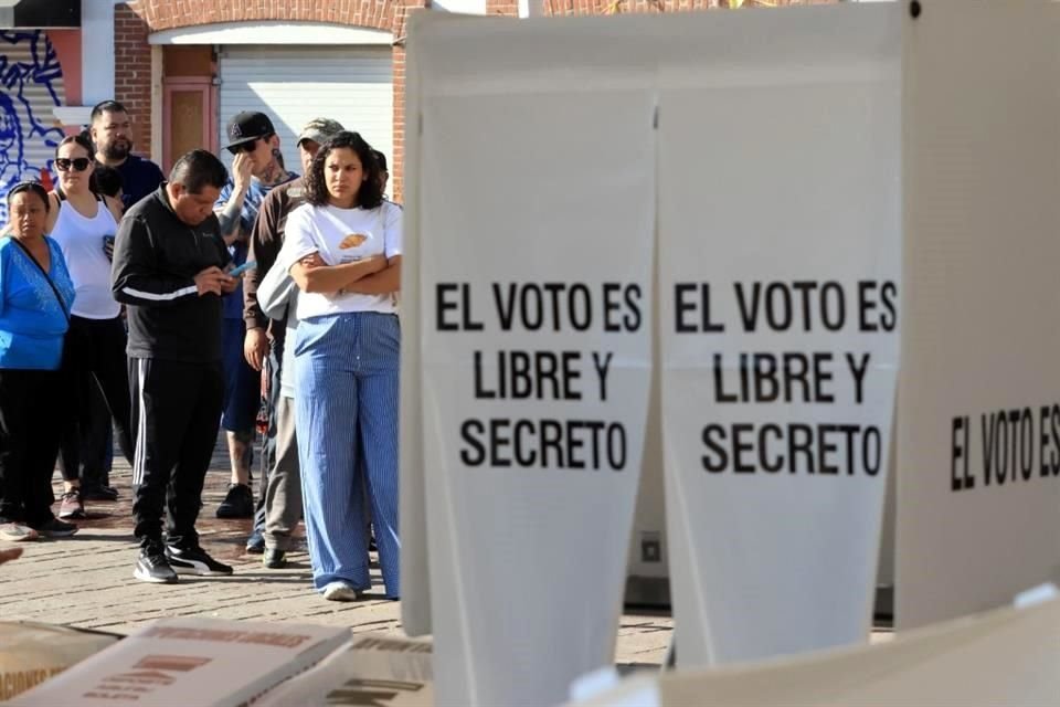 Los ciudadanos  esperaron bajo el rayo del sol para ejercer su voto.