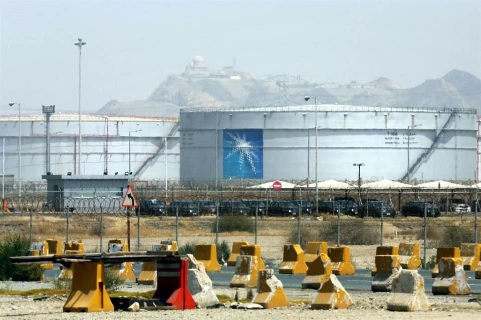 Aramco, la petrolera de Arabia Saudita, lanzó una venta de acciones hasta por 12 mil millones de dólares.