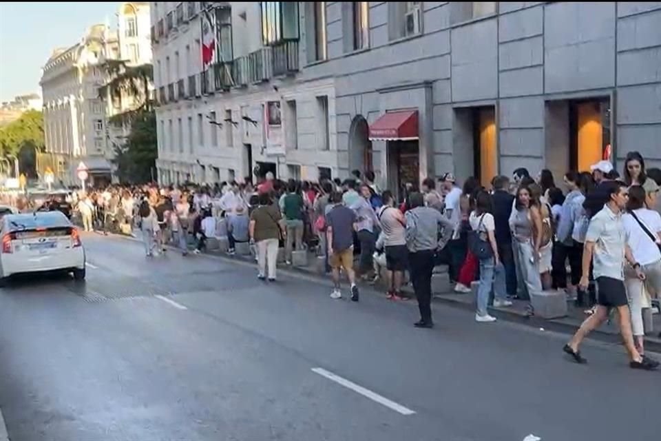 Para las 20:30 horas, tiempo local, la fila para votar afuera de la Embajada de México en Madrid le daba la vuelta a la manzana.