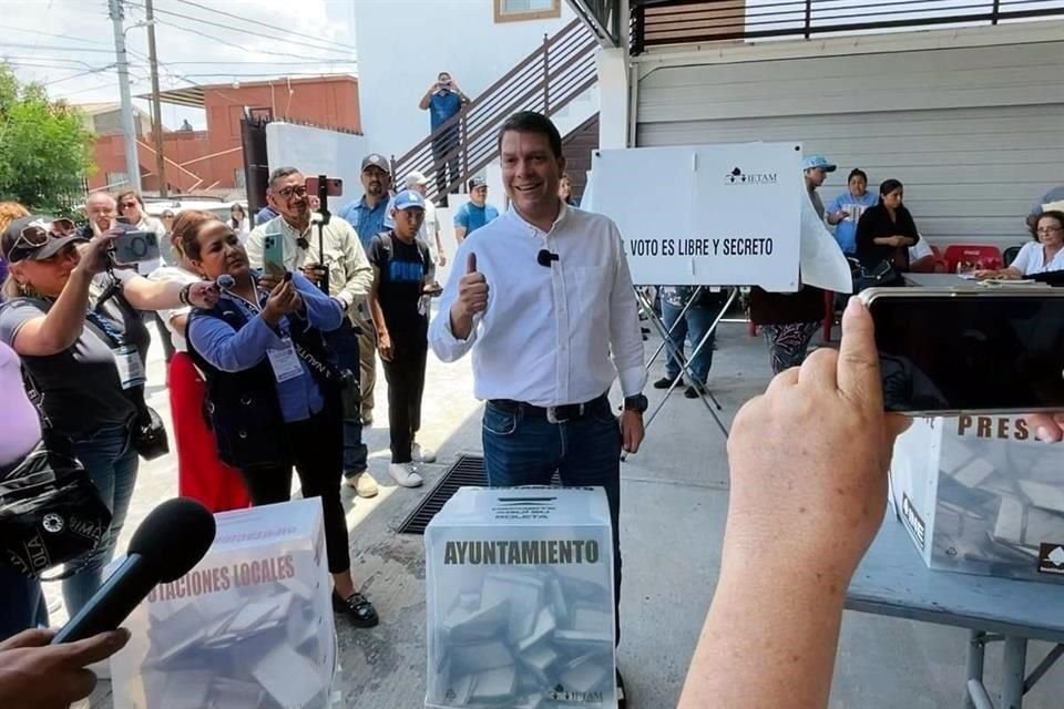 Luis René Cantú Galván, candidato a la Alcaldía de la coalición Fuerza y Corazón por Tamaulipas, votó por la tarde en la sección 095