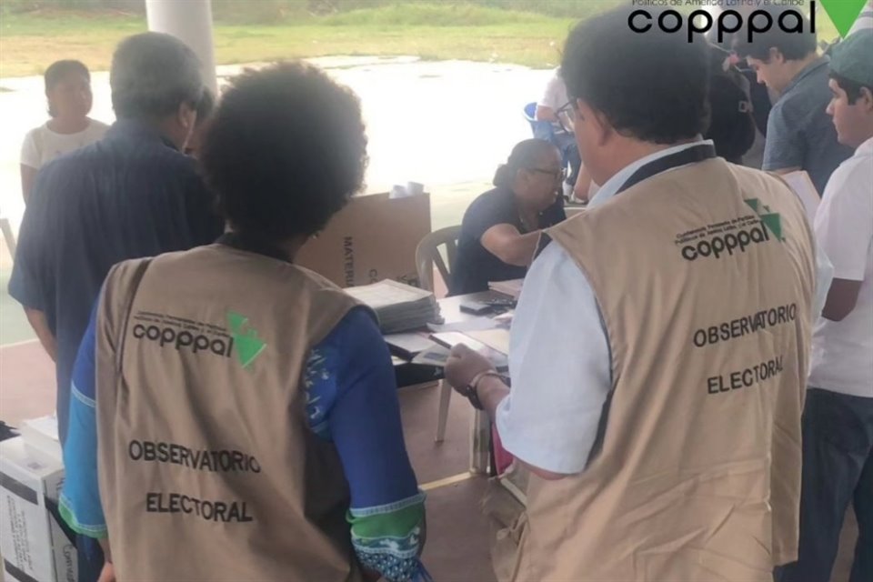 Observadores COPPPAL denunciaron acarreo por parte de autoridades y uso de policía para amedrentar a población durante comicios en Veracruz.