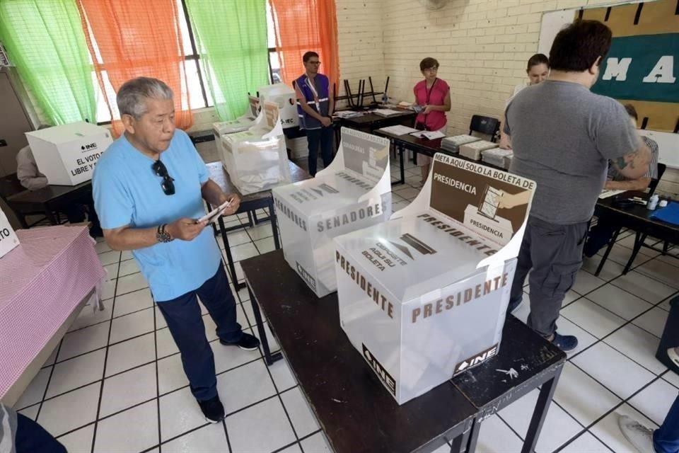 Un votante deposita su voto por la Presidencia de la República durante la jornada electoral del 2 de junio, en una escuela primaria en la Colonia República, en Saltillo.