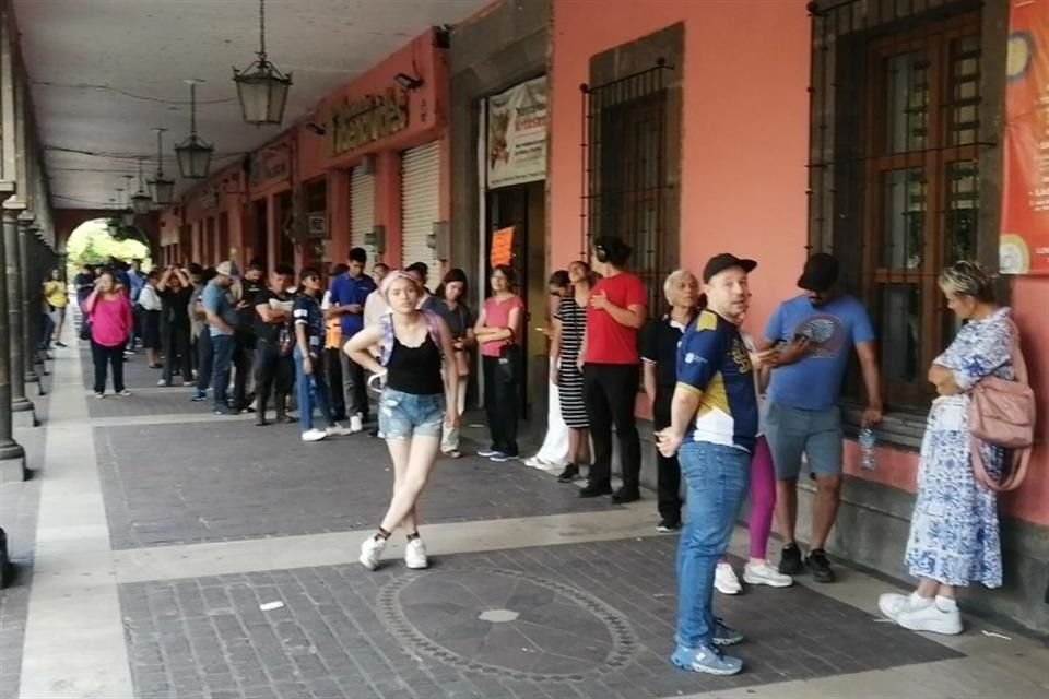 Larga fila para ejercer el voto en la casilla especial ubicada en El Parián, Tlaquepaque.