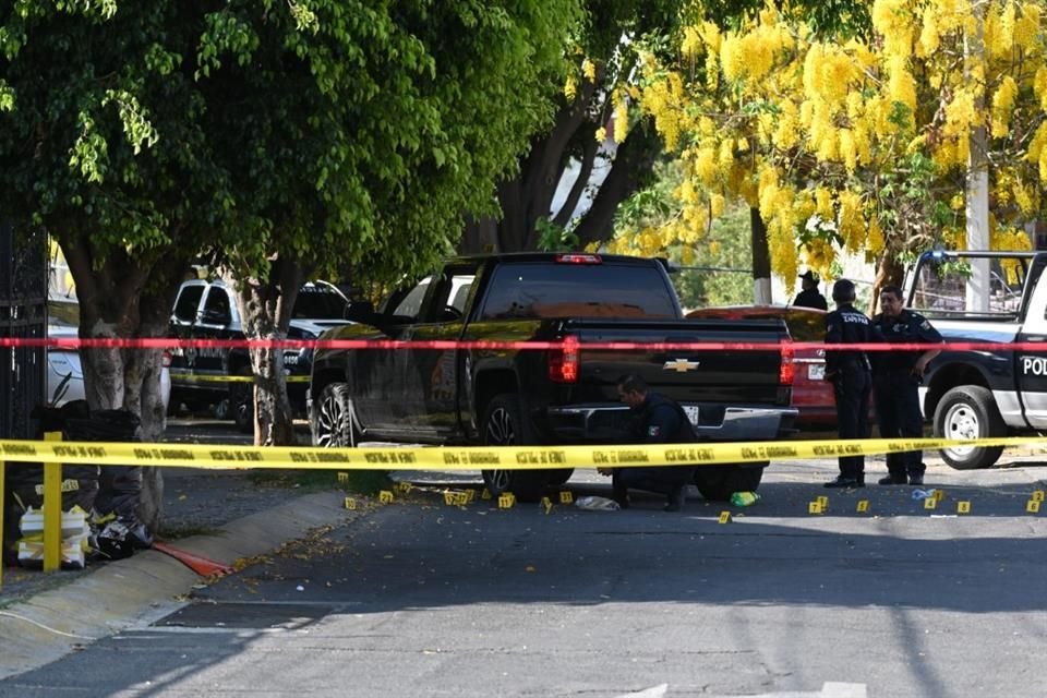 La Policía de Zapopan confirmó el ataque contra el conductor de una pickup negra, que quedó recostado sobre el asiento del copiloto.