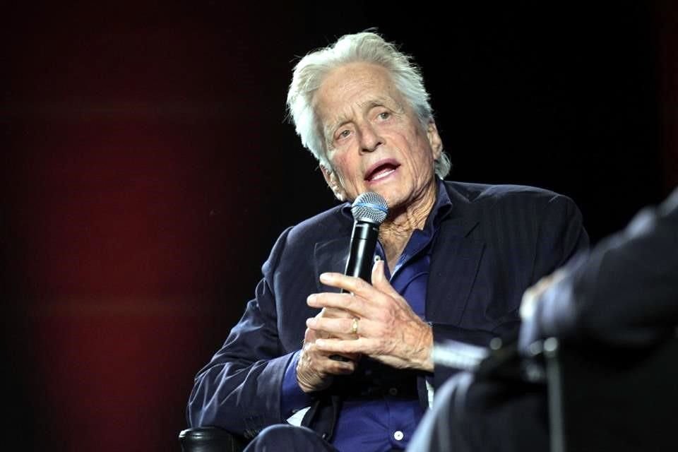 Michael Douglas también visitó el lugar donde se realizó un festival musical con víctimas mortales.