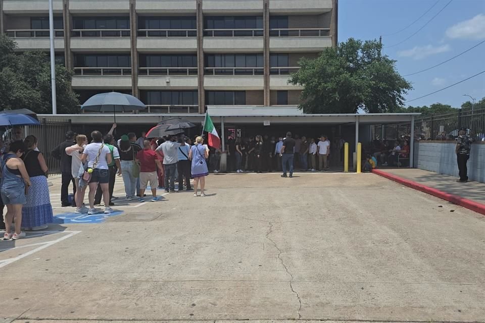 Personas acudieron a votar al Consulado mexicano en Houston con la bandera de México.