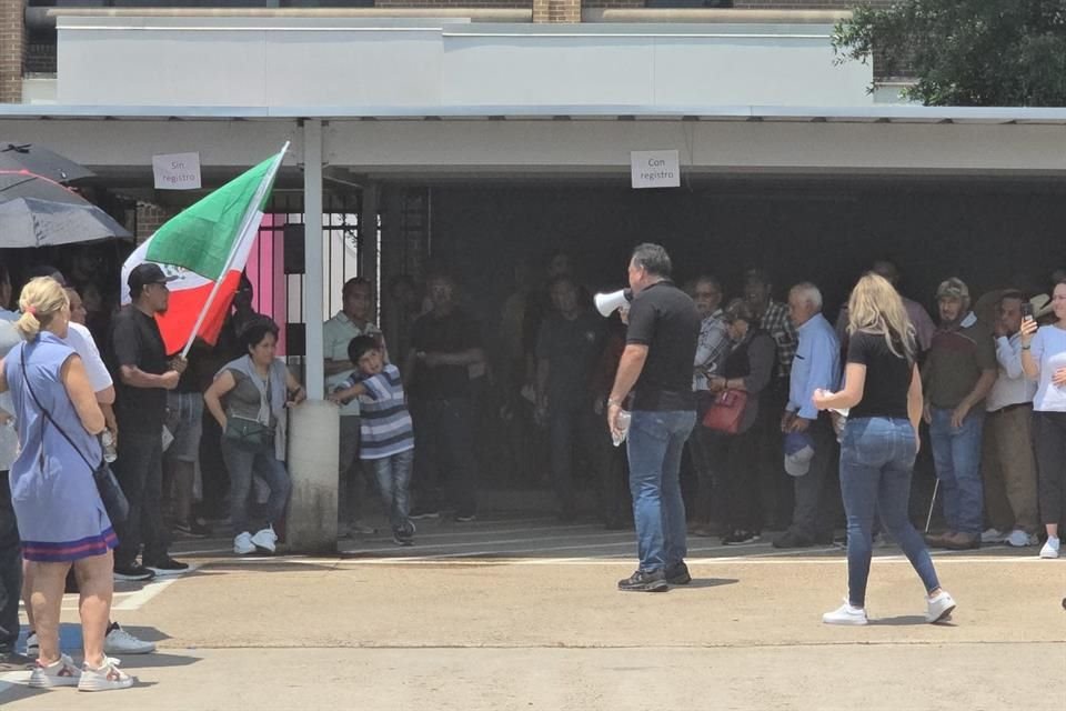 Los votantes hicieron fila hasta por nueve horas.