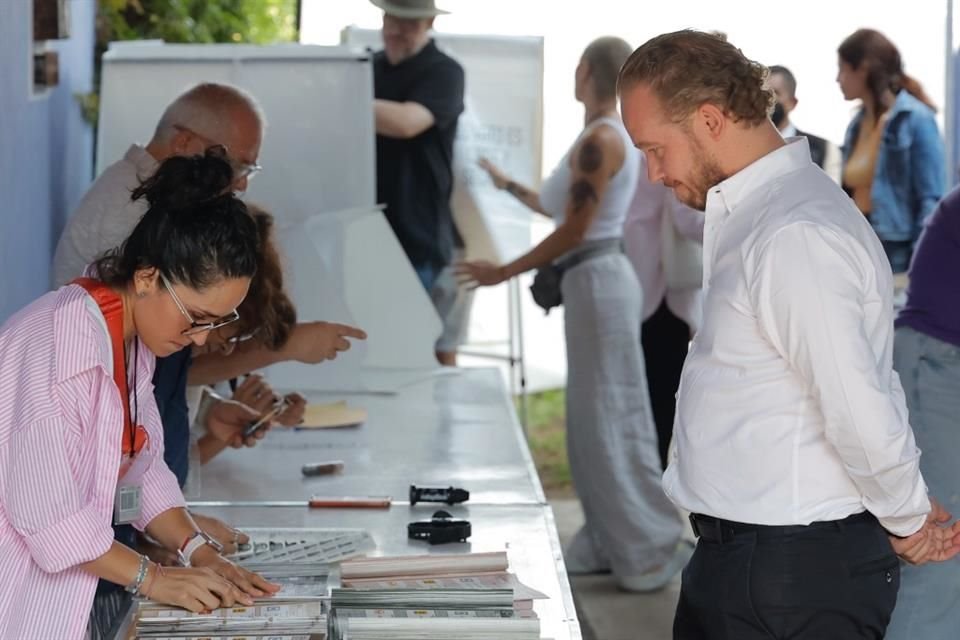 Santiago Taboada acompañado de sus esposa se forma en la fila para ejercer su Voto en la casilla de la sección 4470 en la San José Insurgentes