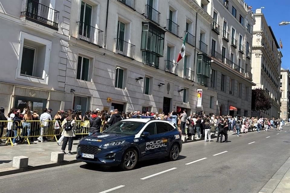 Miles de mexicanos atiborraron ayer la Embajada de México en Madrid, España.