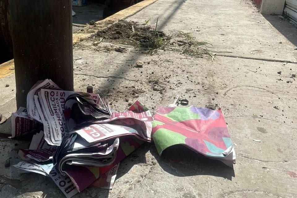 Las propagandas políticas en Xochimilco aparecían tiradas en la calle.