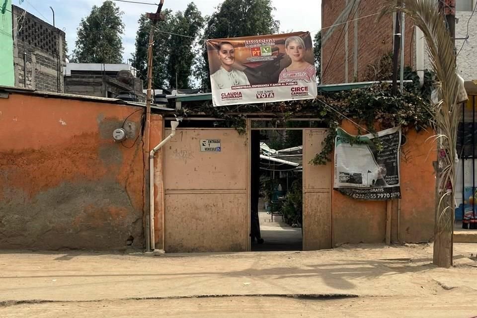 En algunas casas de la alcaldía sólo se veía una pequeña publicidad de las candidatas morenistas a Presidenta y Alcaldesa.