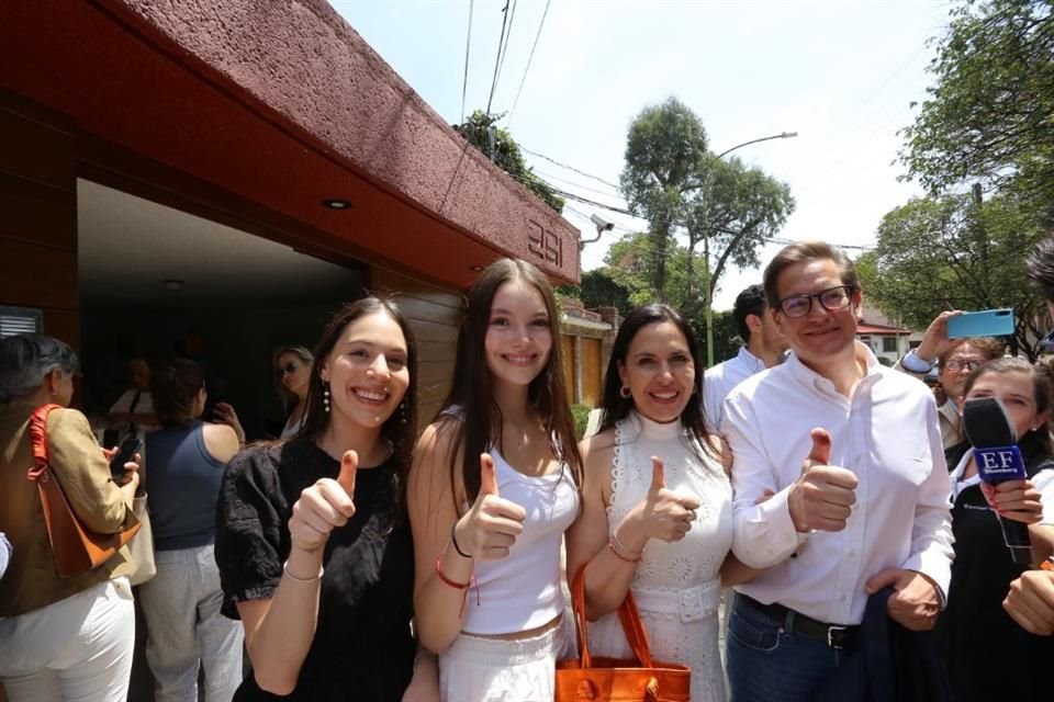 El candidato de Movimiento Ciudadano acudió a votar con sus hijas y esposa.