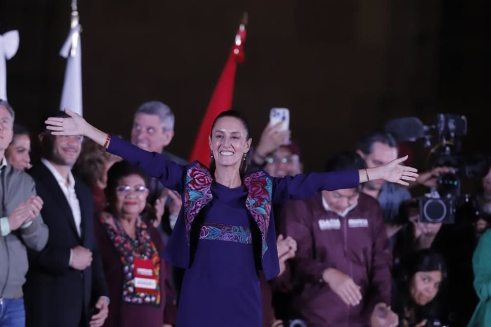 Sheinbaum agradeció en Zócalo que el pueblo hizo posible que por primera vez en 200 años las mujeres lleguen a la Presidencia de México.