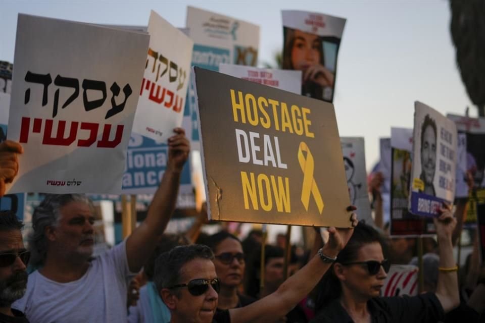 Manifestantes protestan por la liberación de rehenes en la Franja de Gaza, en Tel Aviv, el 3 de junio del 2024.