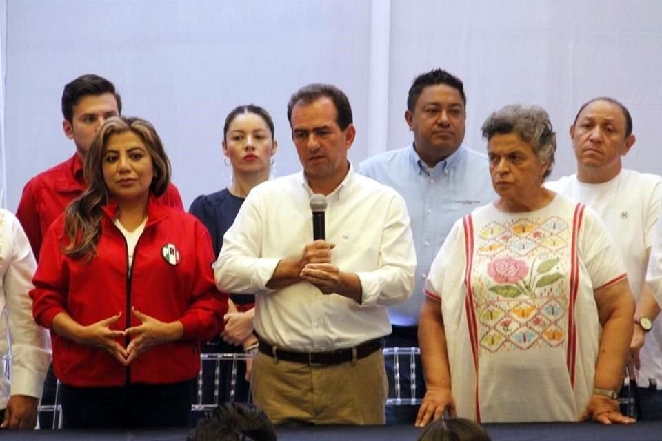 José Yunes en conferencia, le acompañó Beatriz Paredes, delegada del PRI nacional.