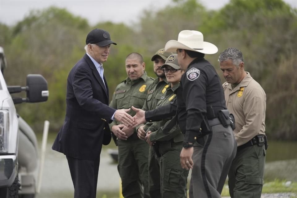 El Presidente Joe Biden habla con la patrulla fronteriza durante una visita a la frontera el 29 de febrero del 2024.