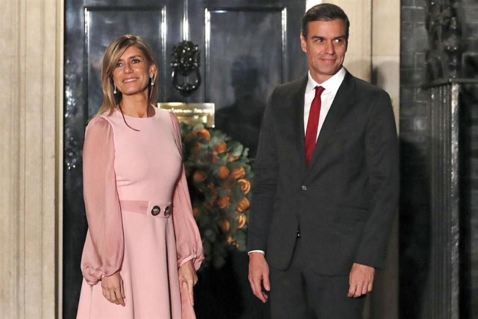 El Presidente del gobierno español, Pedro Sánchez, y su esposa, Begoña Gómez, llegan a la residencia oficial del Primer Ministro británico en Londres, el 3 de diciembre de 2019.