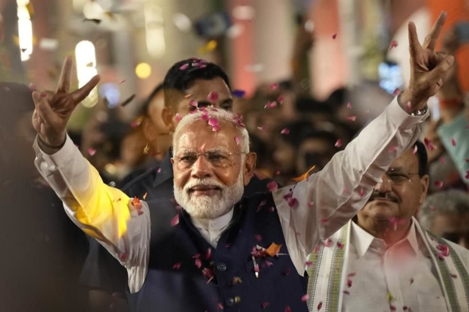 El Primer Ministro Narendra Modi saluda a sus seguidores en Nueva Delhi, India.