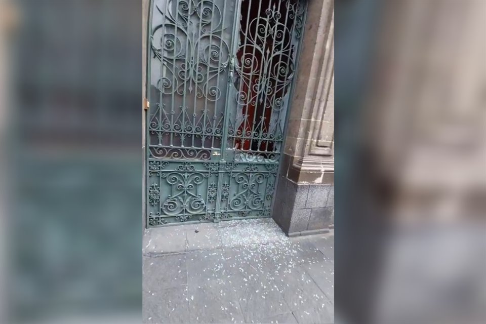 Maestros de la CNTE burlaron cerco en Palacio Nacional, lanzaron objetos, dañaron vidrios de una puerta y se enfrentaron a policías.