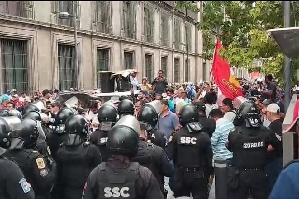 CNTE se confrontó contra policías.