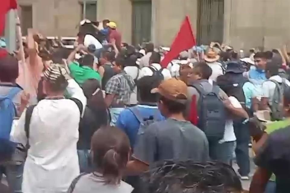 Los integrantes del magisterio disidente mantienen un plantón en el Zócalo desde el 15 de mayo pasado.