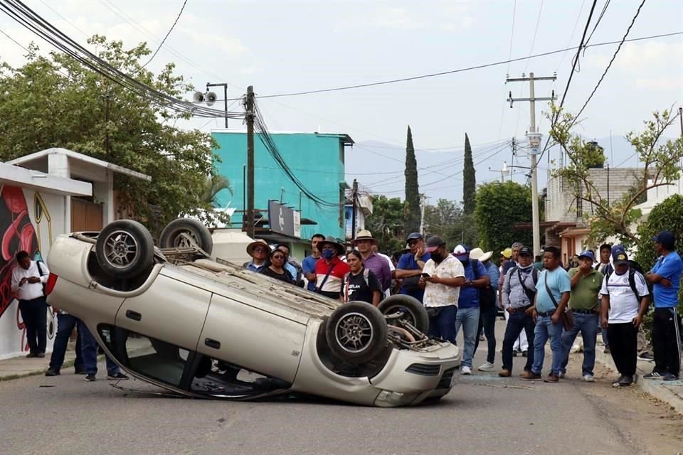 Los maestros bloquearon accesos al Aeropuerto de Oaxaca, lo que desató una confrontación con pobladores.