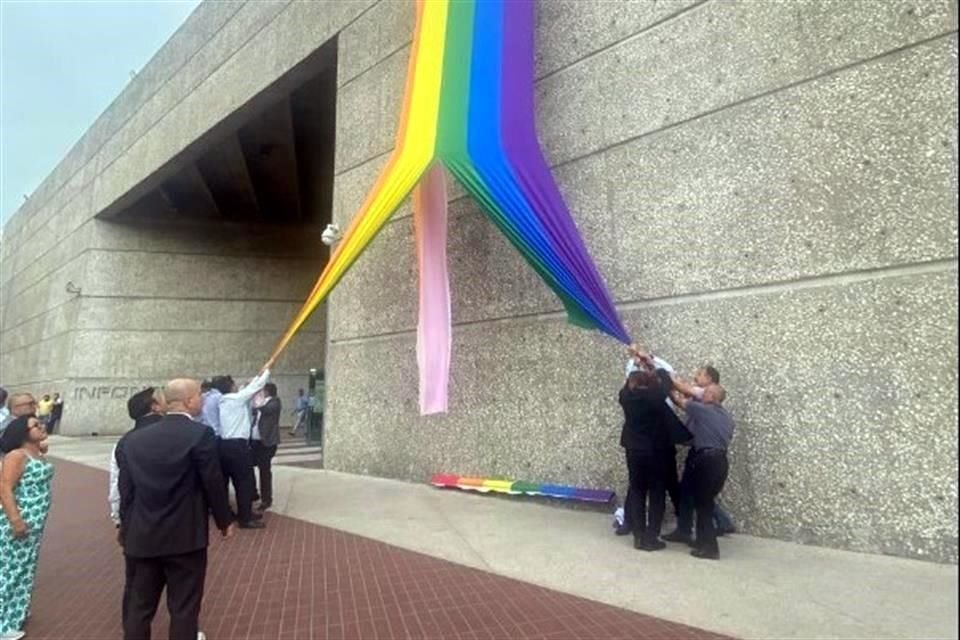 Miembros del sindicato de Infonavit destrozaron una bandera LGBT+ en el edificio principal; el director Carlos Martínez alista su denuncia.