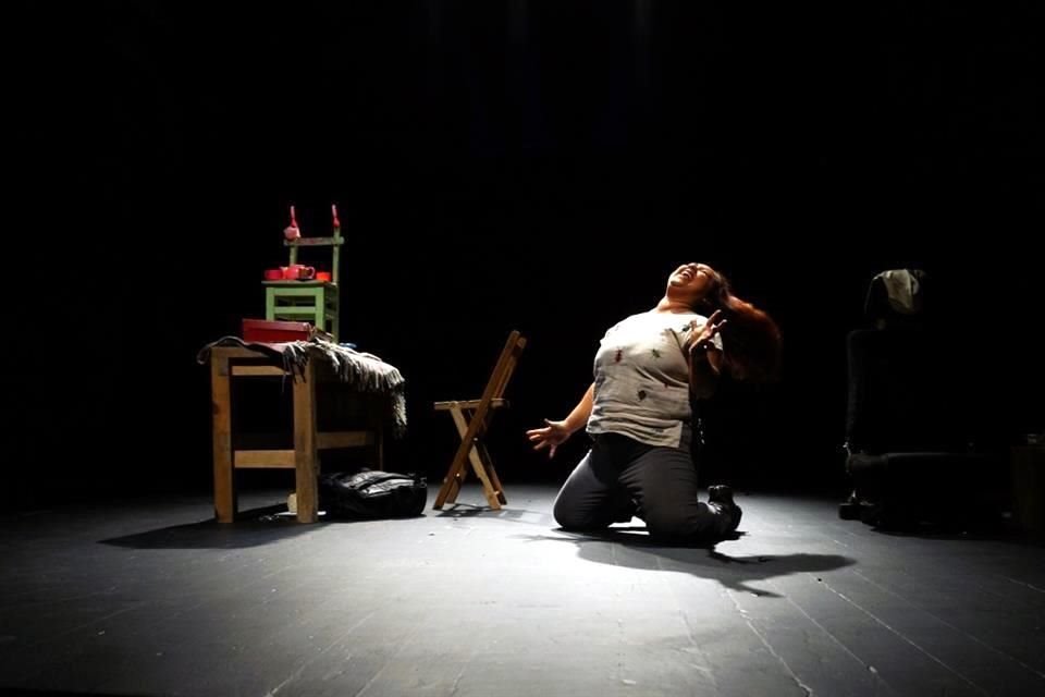 La dramaturga, directora y actriz Cochi León presenta en el Teatro Xola 'Cachorro de León (Casi todo sobre mi padre)' los miércoles de junio.