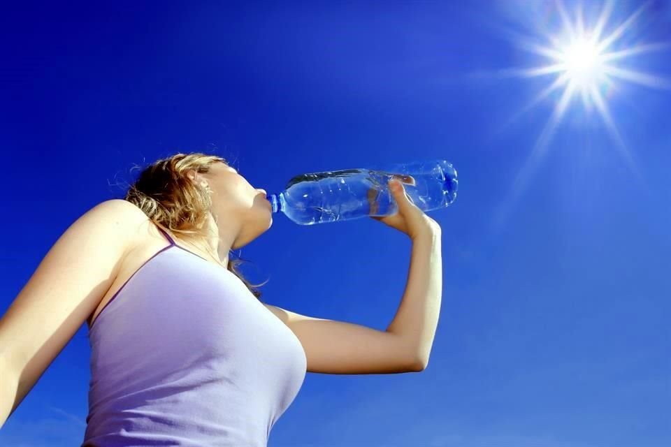 Hidratarse bien con altas temperaturas es vital.