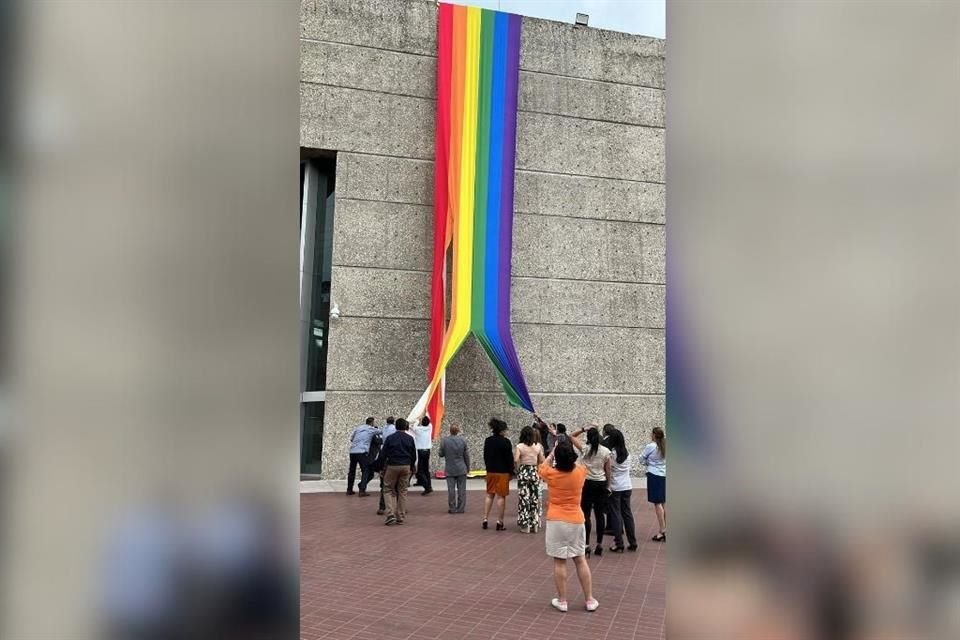 Luego que sindicalizados de Infonavit rompieran bandera LGBT+, miembros del colectivo sustituyeron bandera nacional por la del arcoíris.